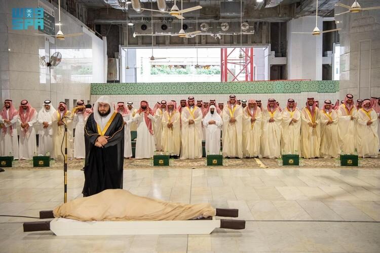 ولي العهد يؤدي صلاة الميت على الأمير ممدوح بن عبدالعزيز
