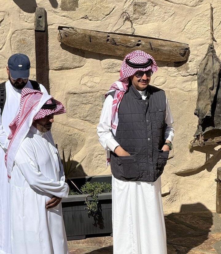 أمير عسير يزور قرية الطوف التراثية ببلقرن ويعتمدها ضمن مشروع “قرانا” لتطوير 50 قرية بالمنطقة